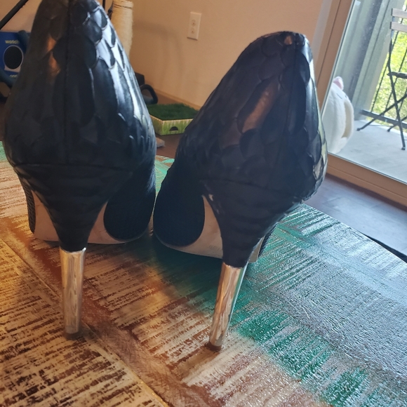Heels - Picture 4 of 4